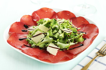 bresaola con insalata di rucola e parmigiano 