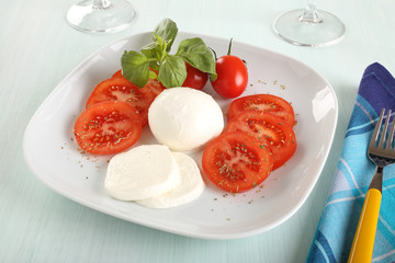 mozzarella e pomodori con basilico