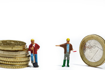 Miniatur Arbeiter mit Euro Münzen Gehaltserhöhung