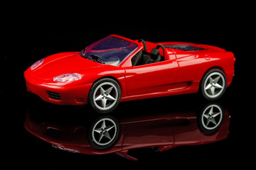 Obraz na płótnie Canvas czerwony samochód sportowy na czarnym tle-