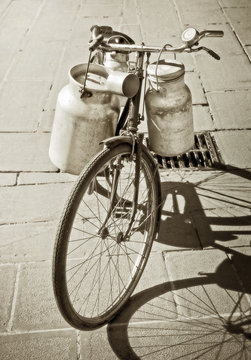 Trasporto del latte in bici - bicycle of the milkman