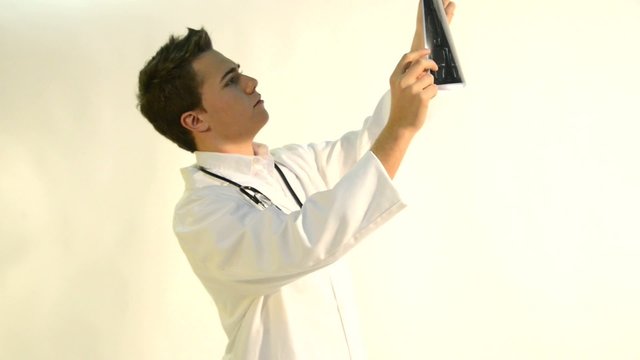 medico mirando radiografia