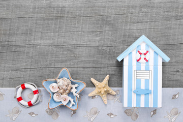 Maritime Grußkarte mit Badehaus und Seestern