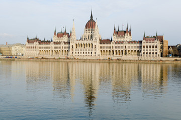 Obraz premium Parlement Hongrois à Budapest
