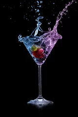 Keuken spatwand met foto martini drankje op donkere achtergrond © Lukas Gojda