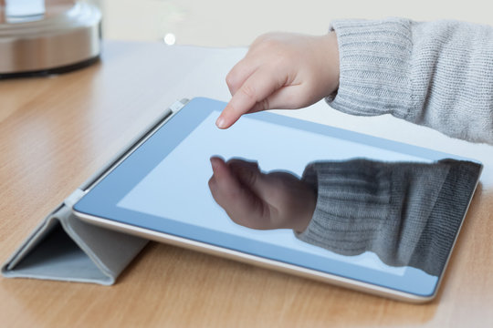 Kind und Tablet PC
