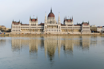 Obraz premium Le Parlement de Hongrie à Budapest