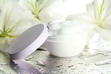 Crédence de cuisine en verre imprimé Nénuphars Cosmetic cream and beautiful lily, close up