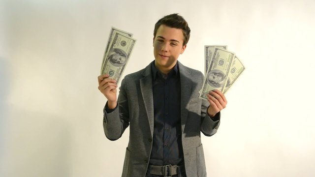hombre con dinero