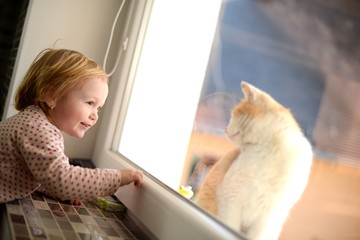 bébé avec chat