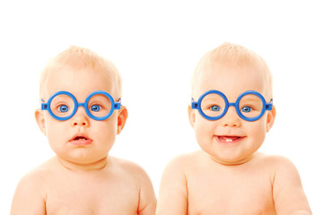 Two twins babies boys wearing glasses. - obrazy, fototapety, plakaty