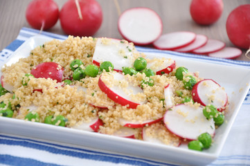 Radieschen Erbsen Couscous Salat