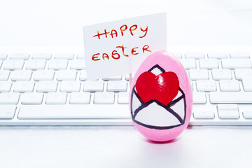 Uovo di Pasqua con messaggio di heppy Easter