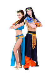 Fototapeta na wymiar para tancerzy ubranych w stroje egipskie stwarzających