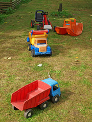 Spielzeug Fahrzeuge im Garten