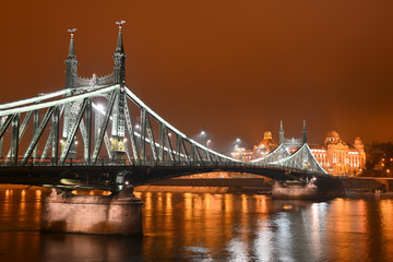 Obraz premium Pont de la Liberté de nuit à Budapest
