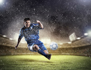 Obraz na płótnie Canvas piłkarz uderzając piłkę
