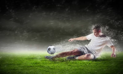 Poster Voetbal voetballer die de bal slaat