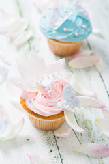 Cupcake mit rosa Creme und Zuckerschmetterlingen