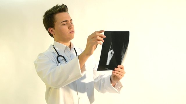 medico mirando rediografia