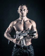 Obraz na płótnie Canvas Przekonana, młody człowiek shirtless portret z pistoletu maszynowego