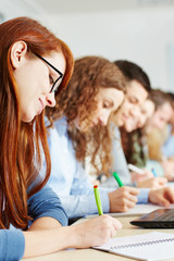 Studenten schreiben Prüfung in Universität