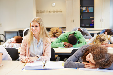 Schüler schlafen im Unterricht