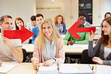 Studenten zeigen mit Pfeil auf Frau
