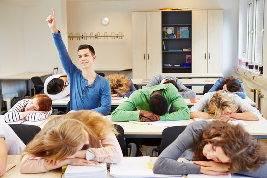 Schlafende Studenten und wacher Schüler