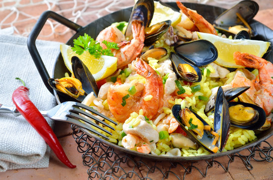 Paella mit frischen Meeresfr&uuml;chten und Huhn