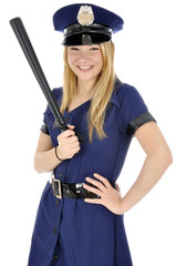 Junge Frau in Polizei-Uniform lacht