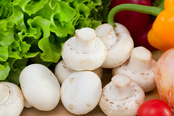mushrooms with tomato, lettuce and pepper