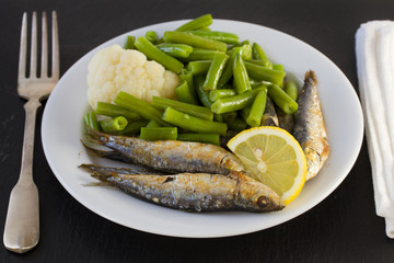 fried sardines with vegetables and lemon