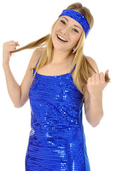Junge Frau in blauem Disko-Kleid lacht