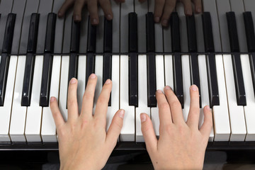 Enfant joue du piano