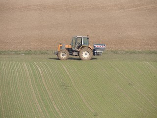 Fototapeta premium Tracteur avec son épandeur