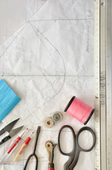 Naklejka premium sewing instruments on pattern as background