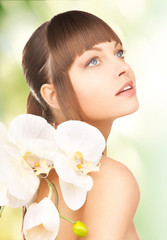 Obraz na płótnie Canvas piękna kobieta z kwiat orchidei