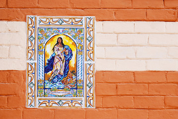 Virgen María en azulejos de cerámica  sobre  pared pintadaa