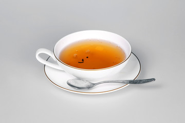 Tasse mit Tee und Löffel