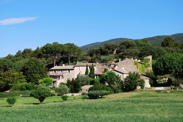 Fototapeta na wymiar Kamienne domy w wsi, wieś Lourmarin, Prowansja, Francja