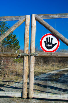 versperrtes Tor und Stoptafel