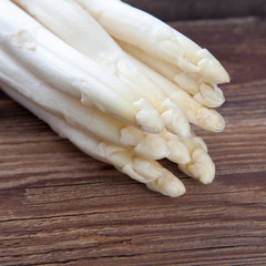 Frischer Spargel auf Holz I