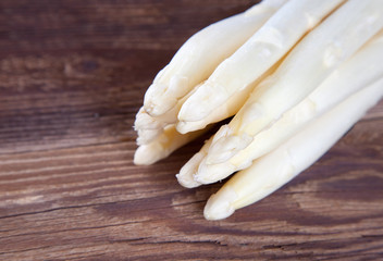 Frischer Spargel auf Holz II