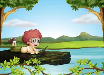 Cercles muraux Rivière, lac Un tronc flottant avec un garçon