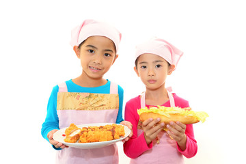 料理を運ぶ姉妹
