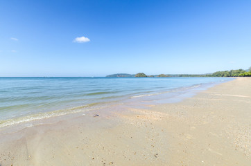 Fototapeta na wymiar Sandy beach on the ocean in Thailand
