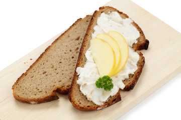 Schmalzbrot mit Apfelspalten