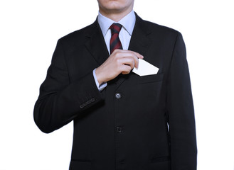 mężczyzna trzymający wizytówkę na białym tle