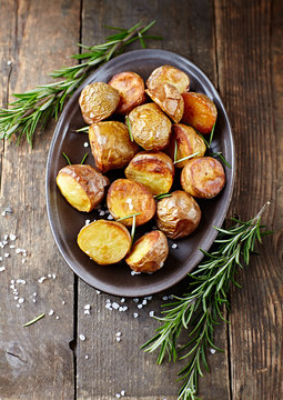 Oven-baked potatoes with sea salt and rosemary